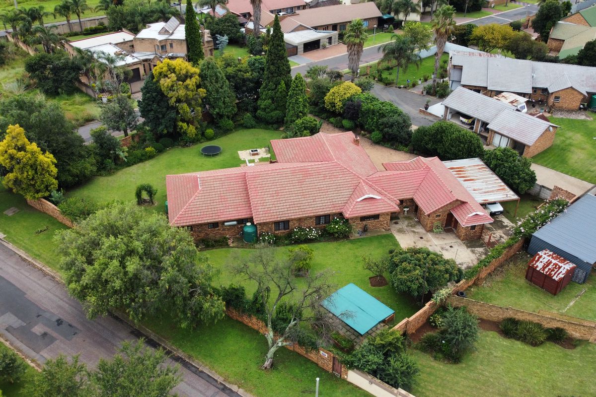 Discover the perfect blend of space, comfort, and entertainment in this beautifully maintained famil - Photo 3