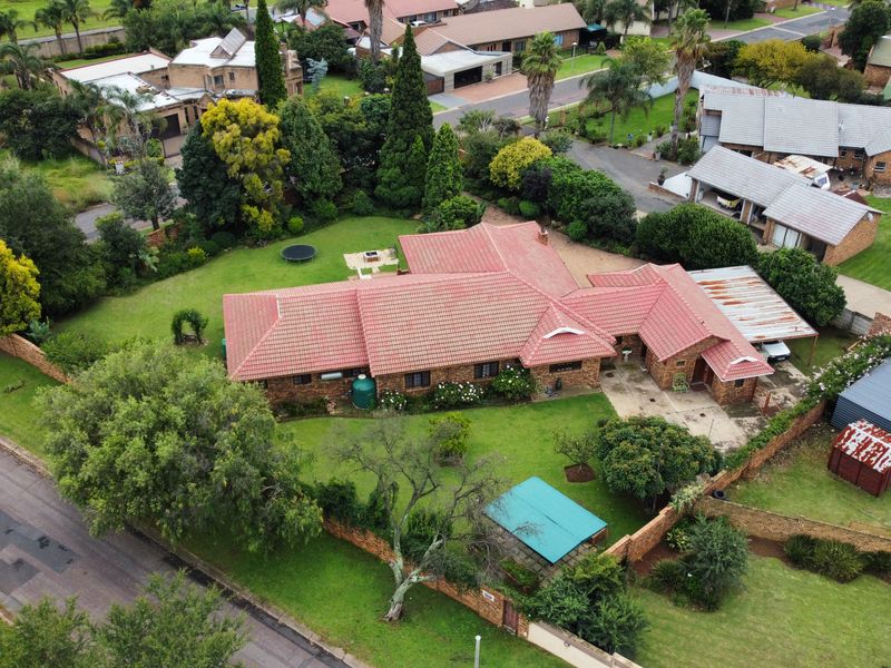 Discover the perfect blend of space, comfort, and entertainment in this beautifully maintained famil - Photo 3