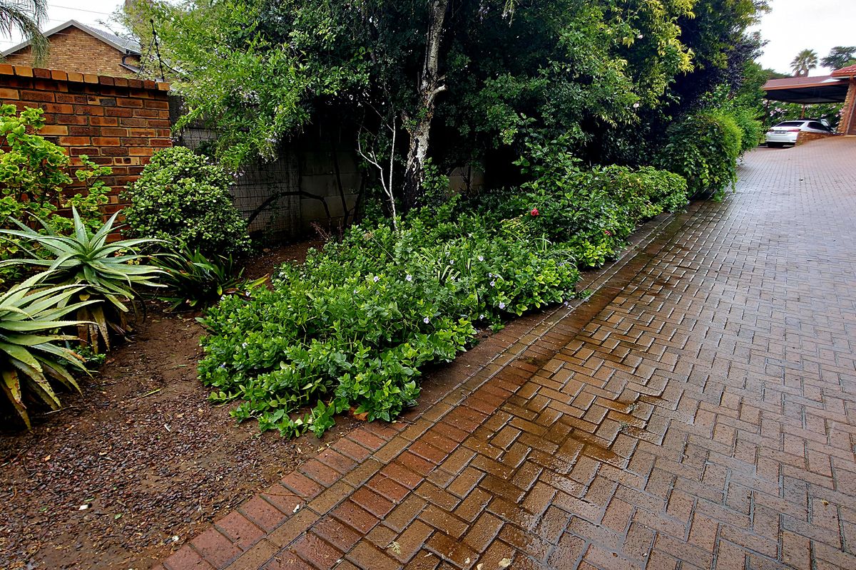 Discover the perfect blend of space, comfort, and entertainment in this beautifully maintained famil - Photo 5