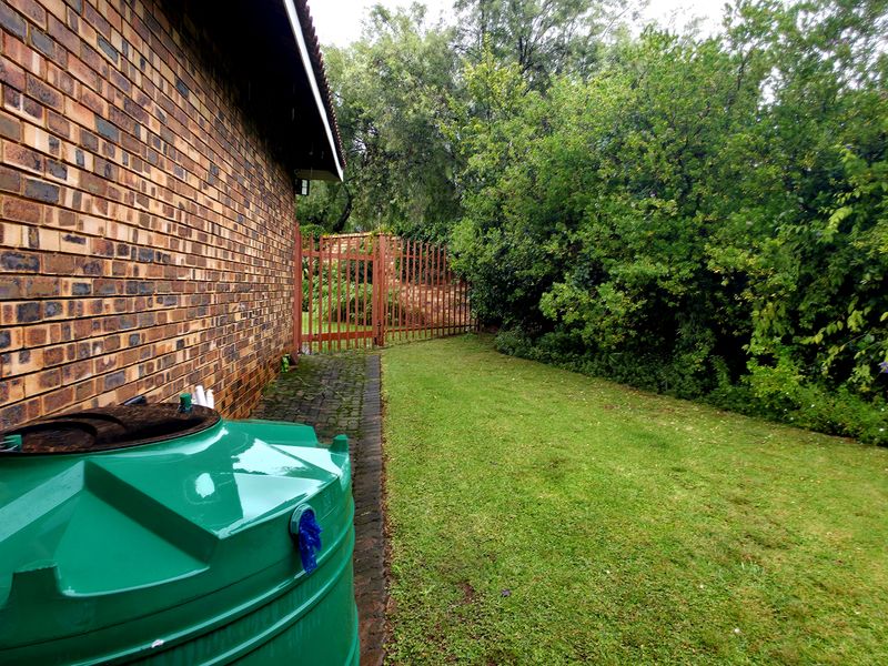 Discover the perfect blend of space, comfort, and entertainment in this beautifully maintained famil - Photo 10