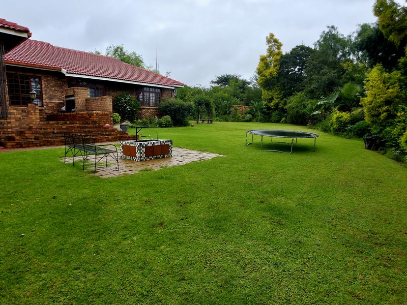 Discover the perfect blend of space, comfort, and entertainment in this beautifully maintained famil - Photo 8