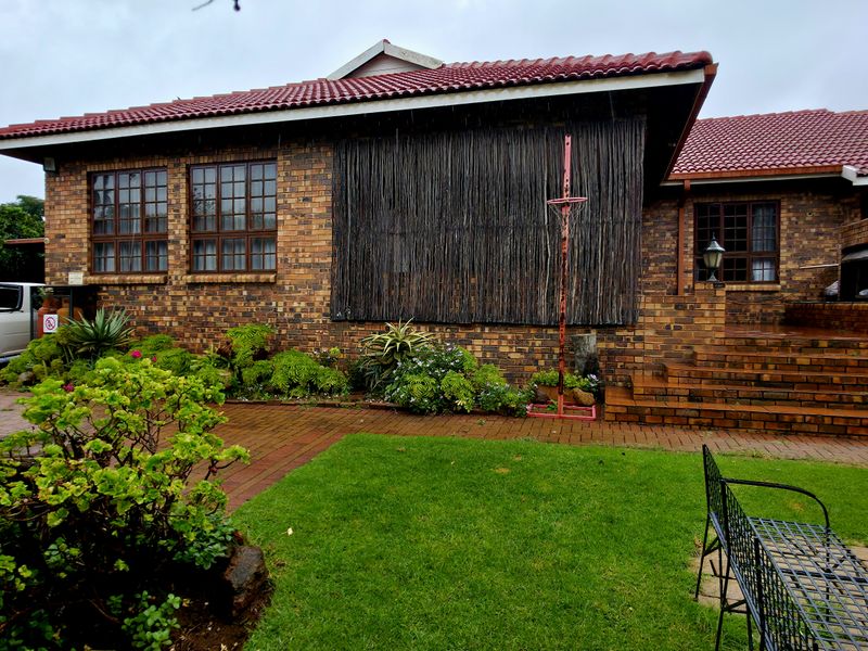 Discover the perfect blend of space, comfort, and entertainment in this beautifully maintained famil - Photo 7