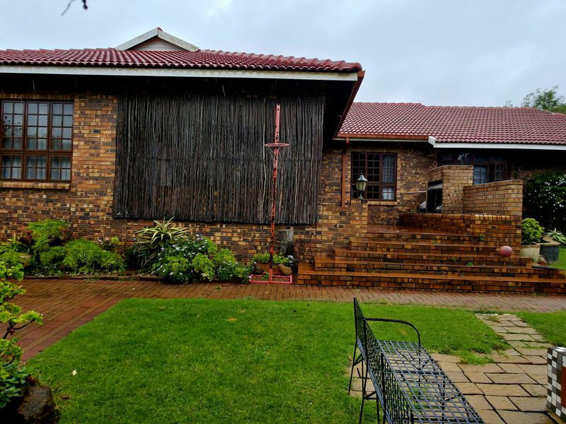 Discover the perfect blend of space, comfort, and entertainment in this beautifully maintained famil - Photo 6