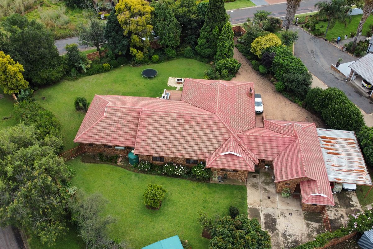 Discover the perfect blend of space, comfort, and entertainment in this beautifully maintained famil - Photo 4