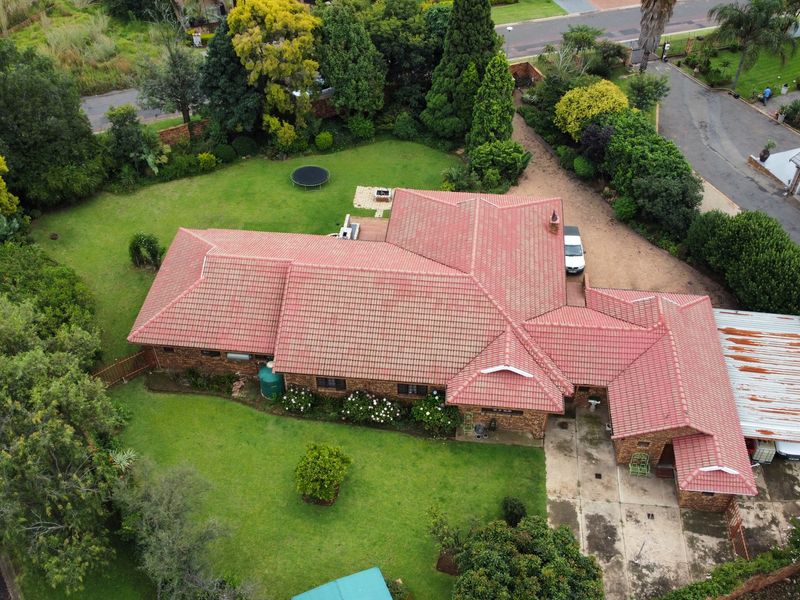 Discover the perfect blend of space, comfort, and entertainment in this beautifully maintained famil - Photo 4