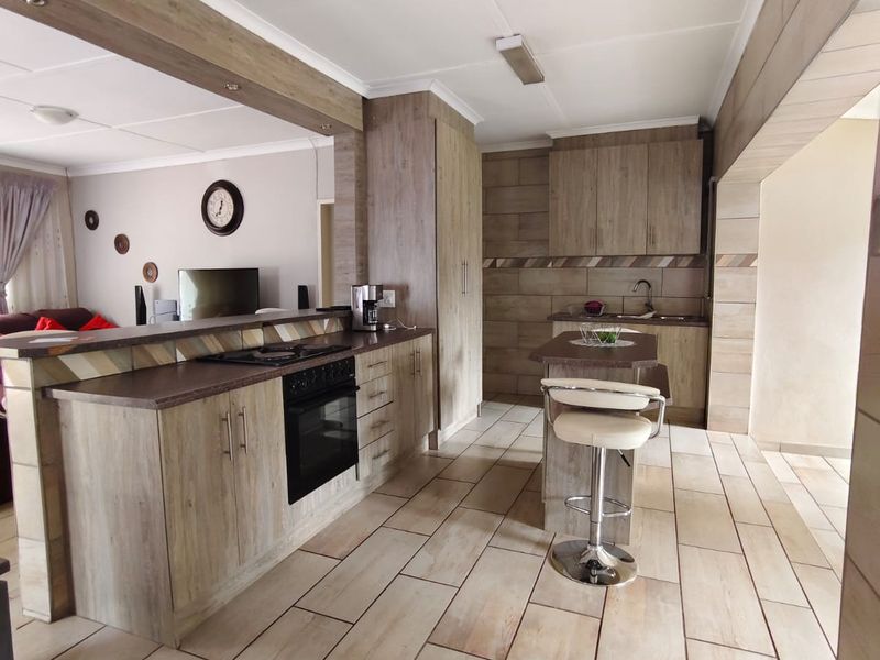 Bargain Modern Property – Walking Distance to Flavius Mareka College, Sasolburg - Photo 6