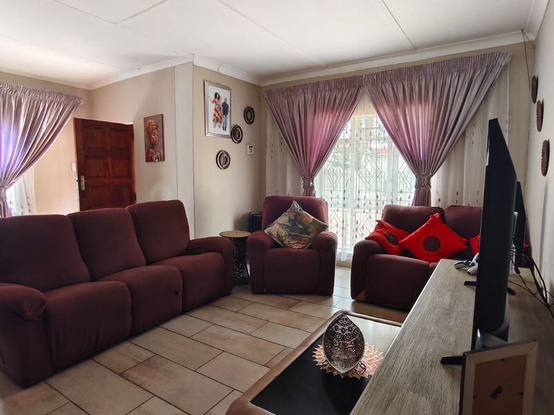 Bargain Modern Property – Walking Distance to Flavius Mareka College, Sasolburg - Photo 2