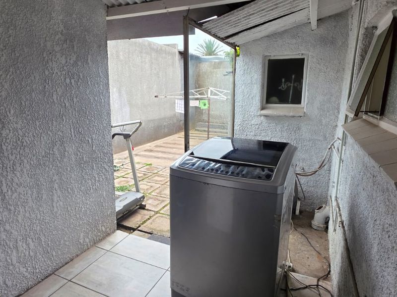 Elegant 4-Bedroom Family Residence with Pool and Exceptional Versatility - Photo 10