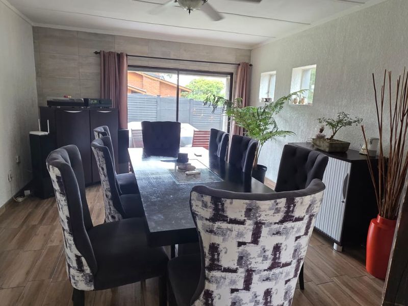 Elegant 4-Bedroom Family Residence with Pool and Exceptional Versatility - Photo 9