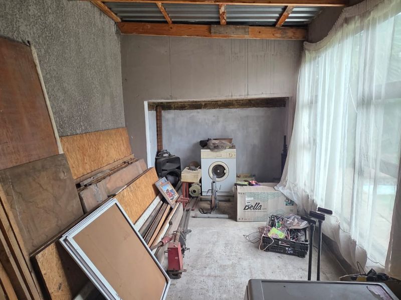 Elegant 4-Bedroom Family Residence with Pool and Exceptional Versatility - Photo 7