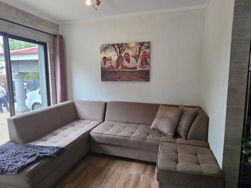 Elegant 4-Bedroom Family Residence with Pool and Exceptional Versatility - Photo 8