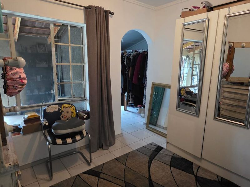 Elegant 4-Bedroom Family Residence with Pool and Exceptional Versatility - Photo 6