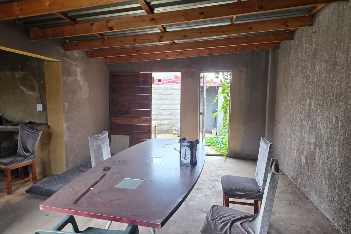 Elegant 4-Bedroom Family Residence with Pool and Exceptional Versatility - Photo 3