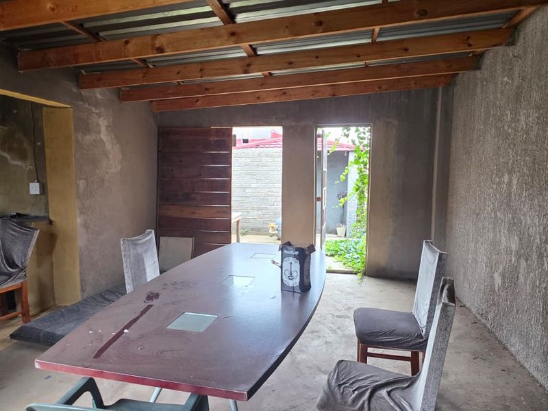 Elegant 4-Bedroom Family Residence with Pool and Exceptional Versatility - Photo 3