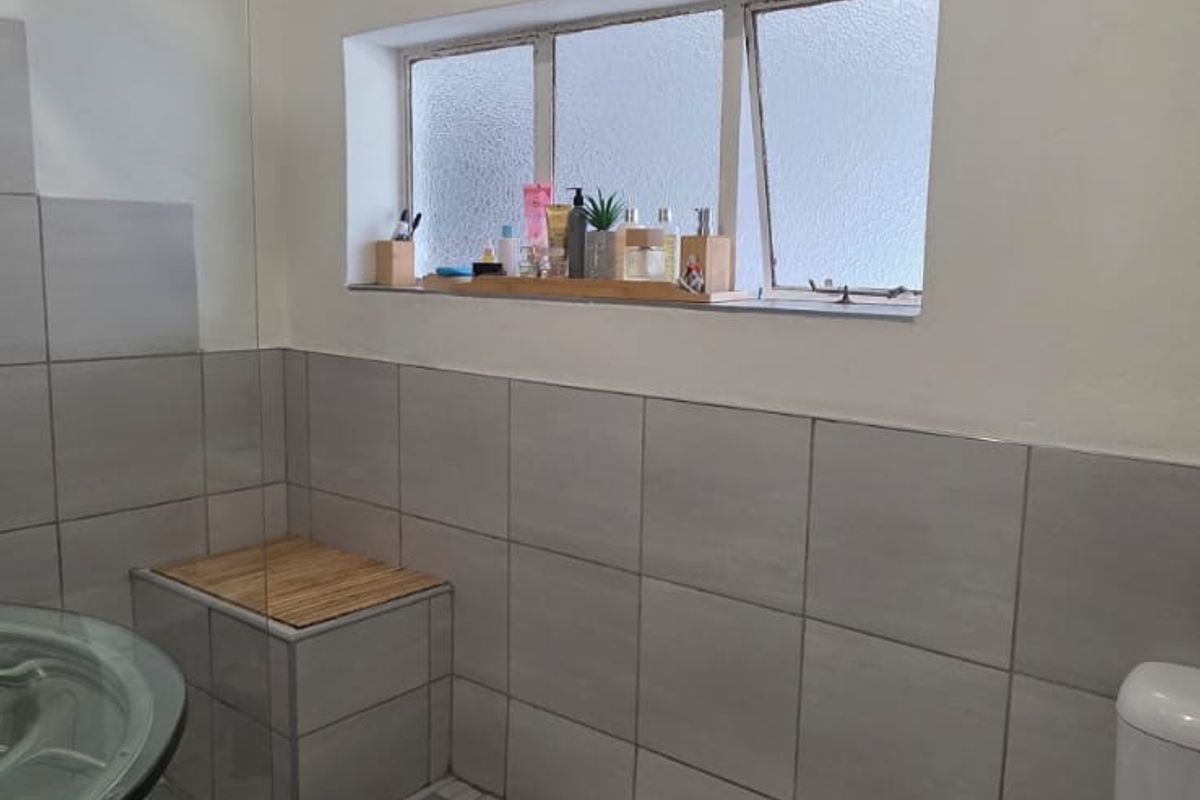 Elegant 4-Bedroom Family Residence with Pool and Exceptional Versatility - Photo 5