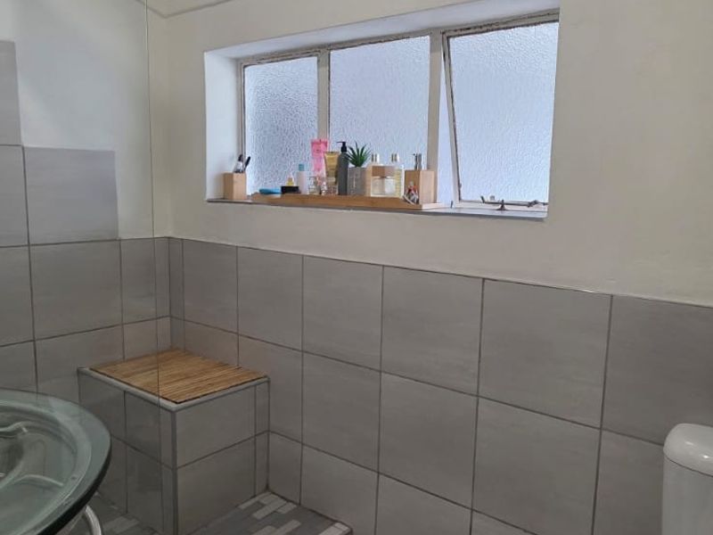 Elegant 4-Bedroom Family Residence with Pool and Exceptional Versatility - Photo 5