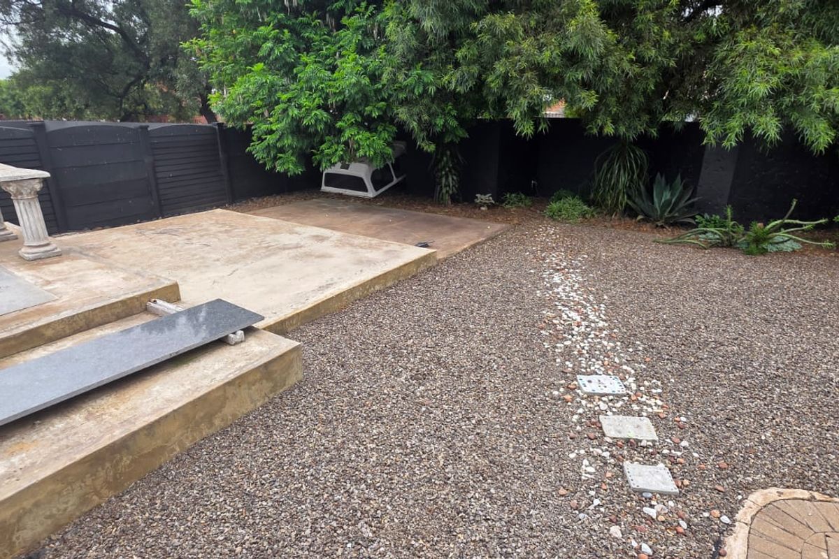 Elegant 4-Bedroom Family Residence with Pool and Exceptional Versatility - Photo 2