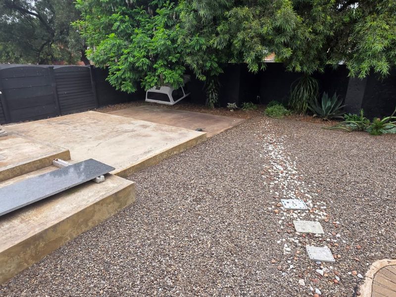 Elegant 4-Bedroom Family Residence with Pool and Exceptional Versatility - Photo 2