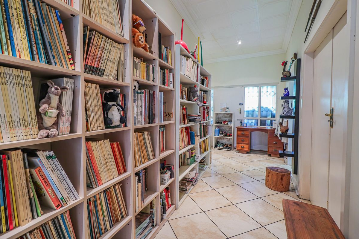 This lovely family home offers comfortable living with excellent additional features - Photo 5