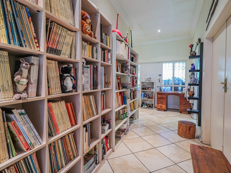 This lovely family home offers comfortable living with excellent additional features - Photo 5