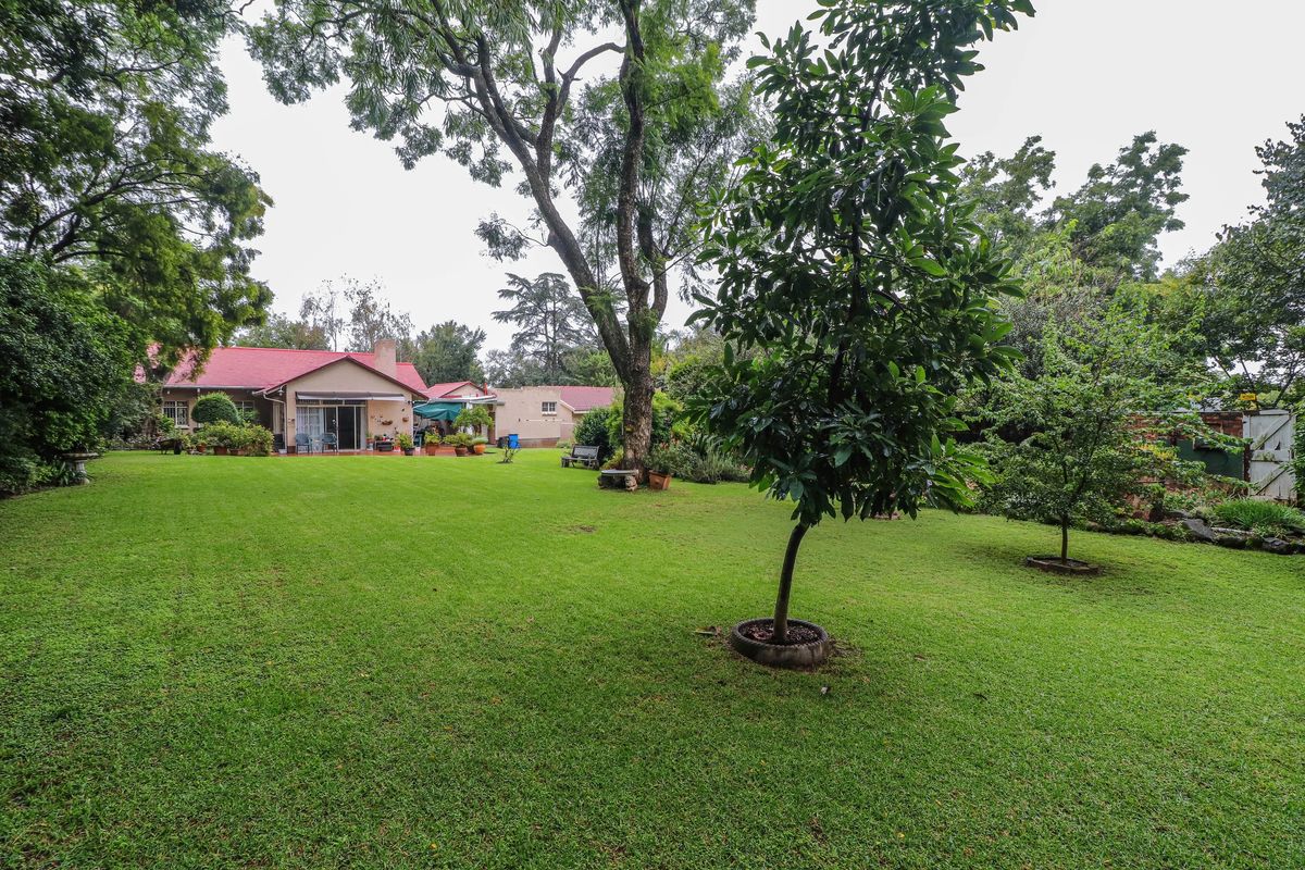 This lovely family home offers comfortable living with excellent additional features - Photo 5