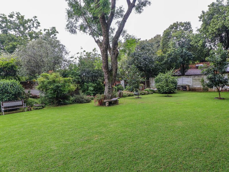 This lovely family home offers comfortable living with excellent additional features - Photo 4
