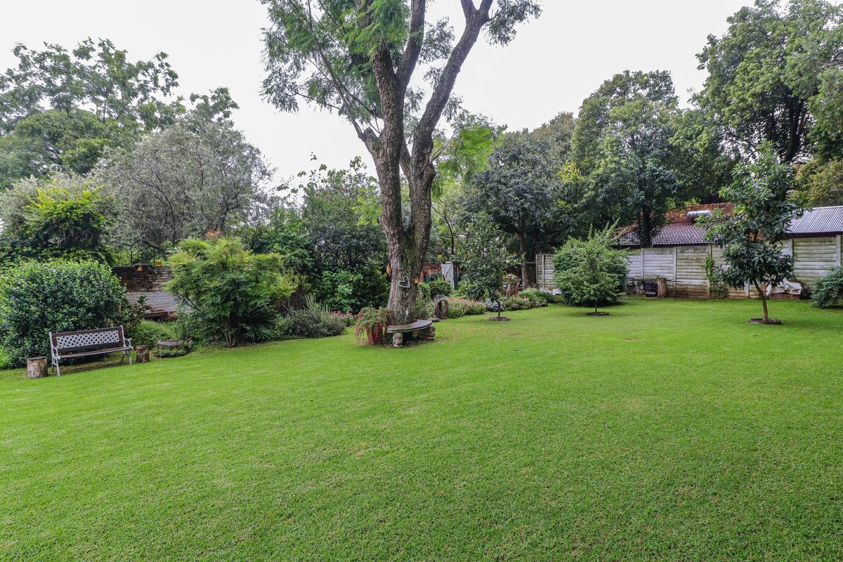 This lovely family home offers comfortable living with excellent additional features - Photo 4