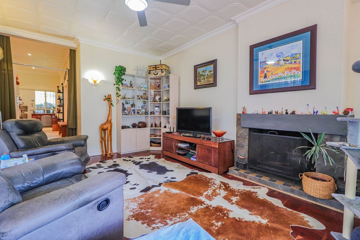 This lovely family home offers comfortable living with excellent additional features - Photo 4