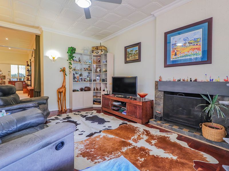 This lovely family home offers comfortable living with excellent additional features - Photo 4