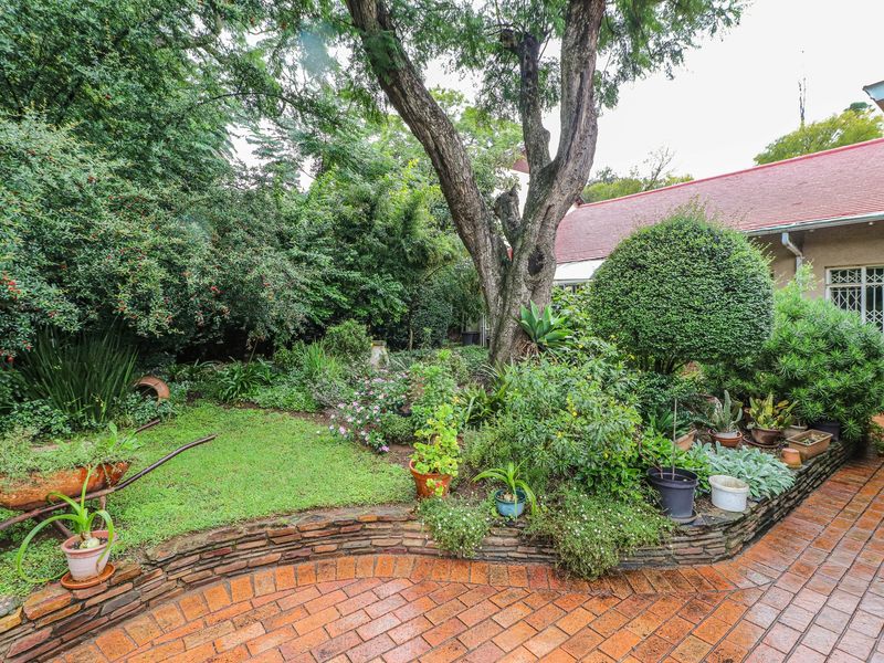 This lovely family home offers comfortable living with excellent additional features - Photo 1