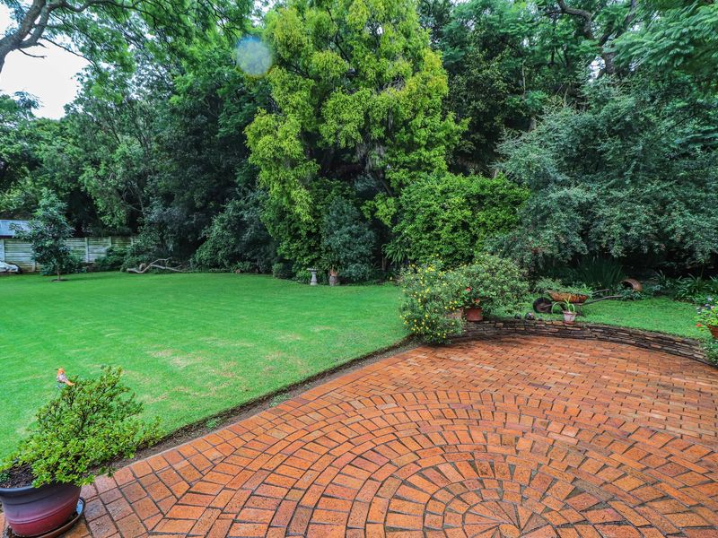 This lovely family home offers comfortable living with excellent additional features - Photo 3