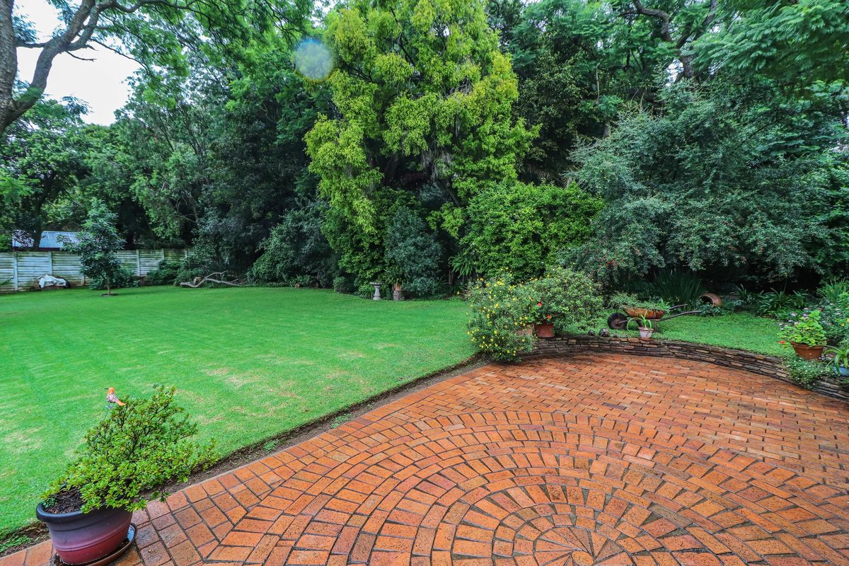 This lovely family home offers comfortable living with excellent additional features - Photo 3