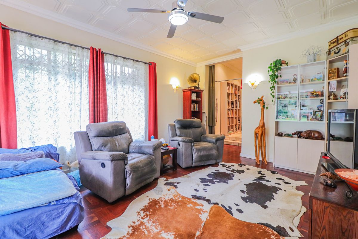 This lovely family home offers comfortable living with excellent additional features - Photo 3