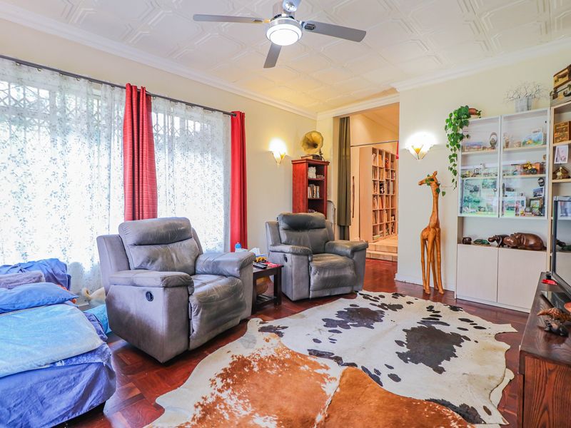 This lovely family home offers comfortable living with excellent additional features - Photo 3