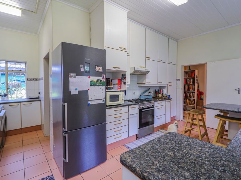 This lovely family home offers comfortable living with excellent additional features - Photo 9