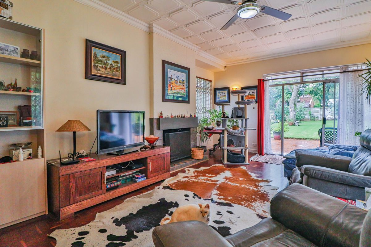 This lovely family home offers comfortable living with excellent additional features - Photo 2