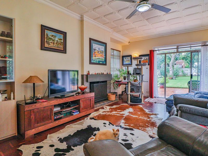 This lovely family home offers comfortable living with excellent additional features - Photo 2