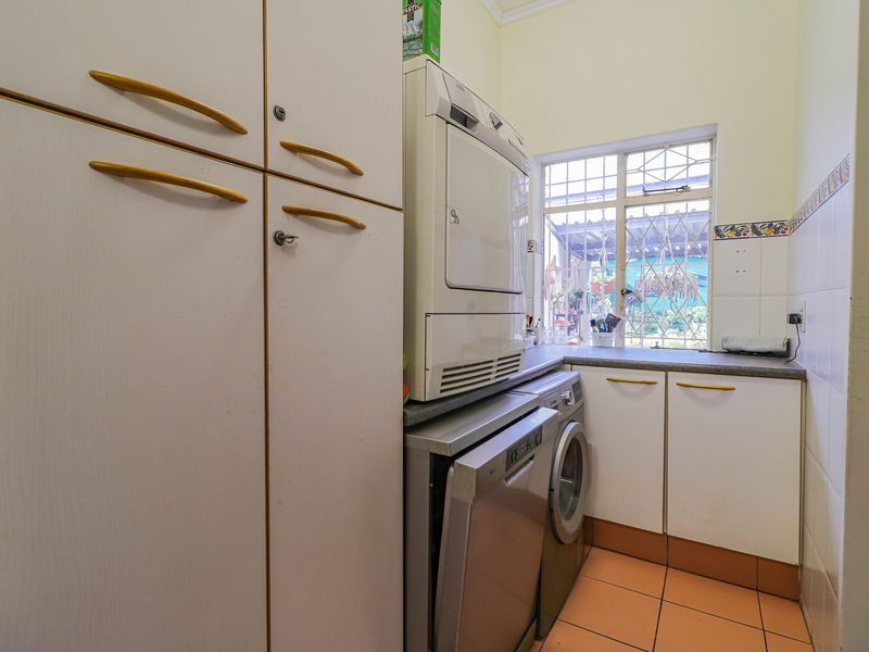 This lovely family home offers comfortable living with excellent additional features - Photo 10