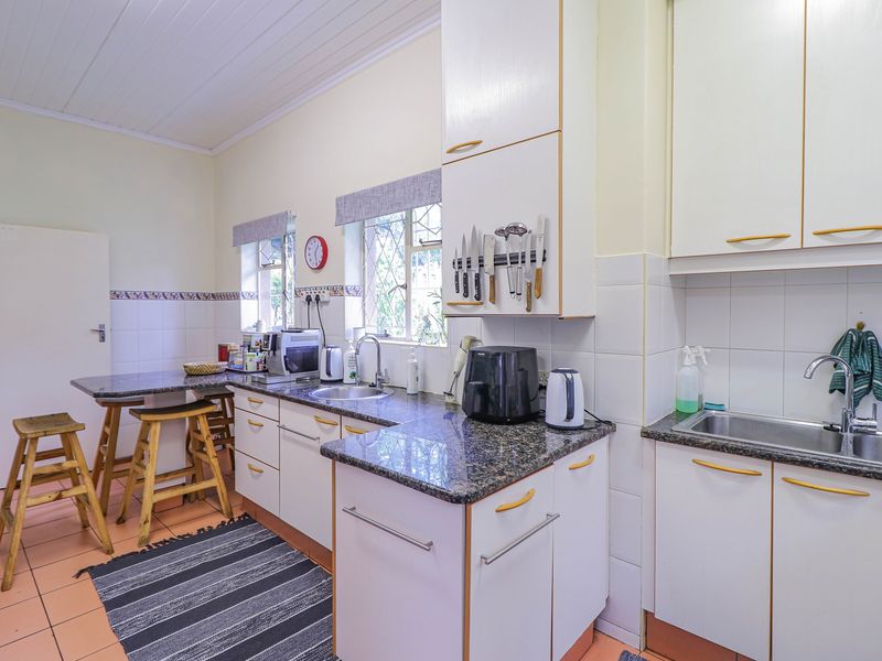 This lovely family home offers comfortable living with excellent additional features - Photo 8