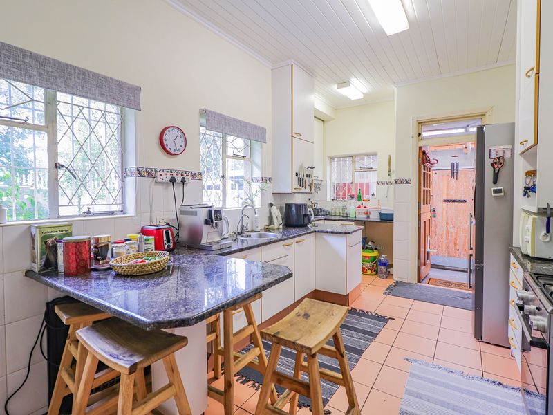 This lovely family home offers comfortable living with excellent additional features - Photo 6