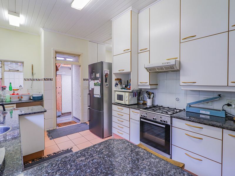 This lovely family home offers comfortable living with excellent additional features - Photo 7