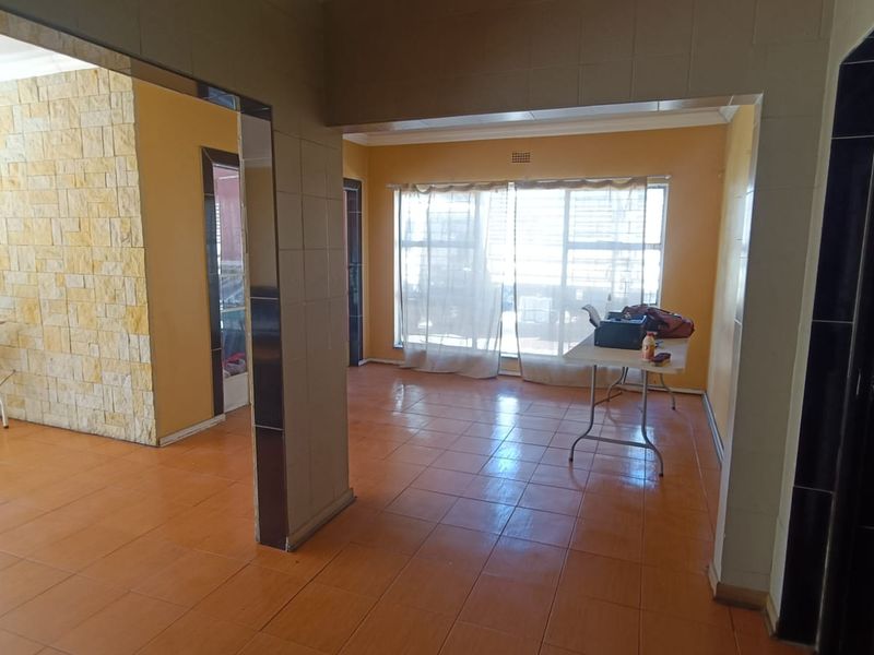 Investor’s Dream Near the University – Spacious 6 Bedroom Property on a Massive 1995sqm Stand! - Photo 8