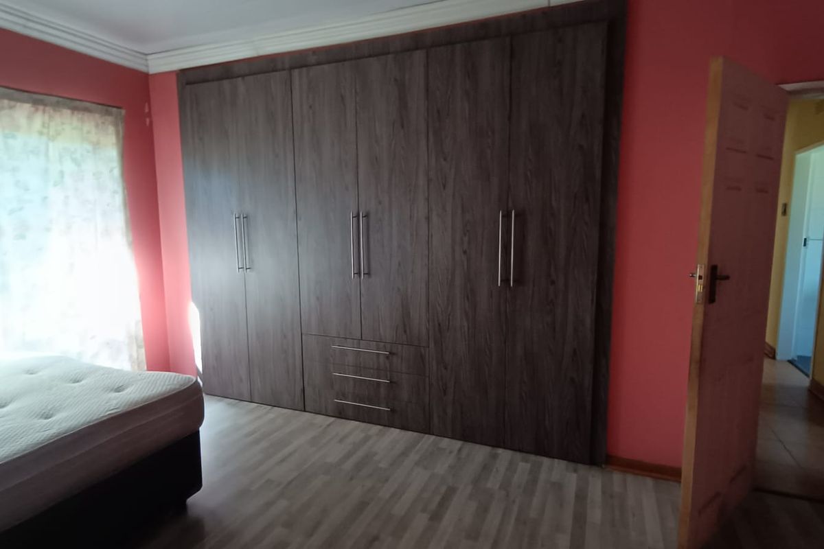 Investor’s Dream Near the University – Spacious 6 Bedroom Property on a Massive 1995sqm Stand! - Photo 2