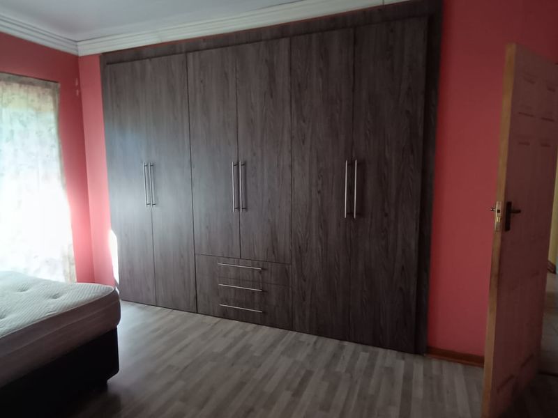 Investor’s Dream Near the University – Spacious 6 Bedroom Property on a Massive 1995sqm Stand! - Photo 2