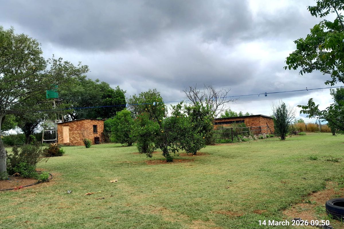 2 HOUSES with Cattle Kraal, Chicken Coops - Photo 4