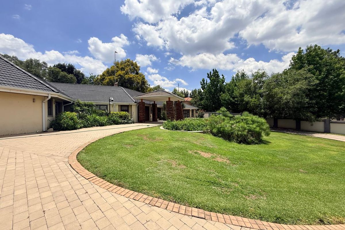 EXCLUSIVE LUXURY HOME – THREE RIVERS. - Photo 3