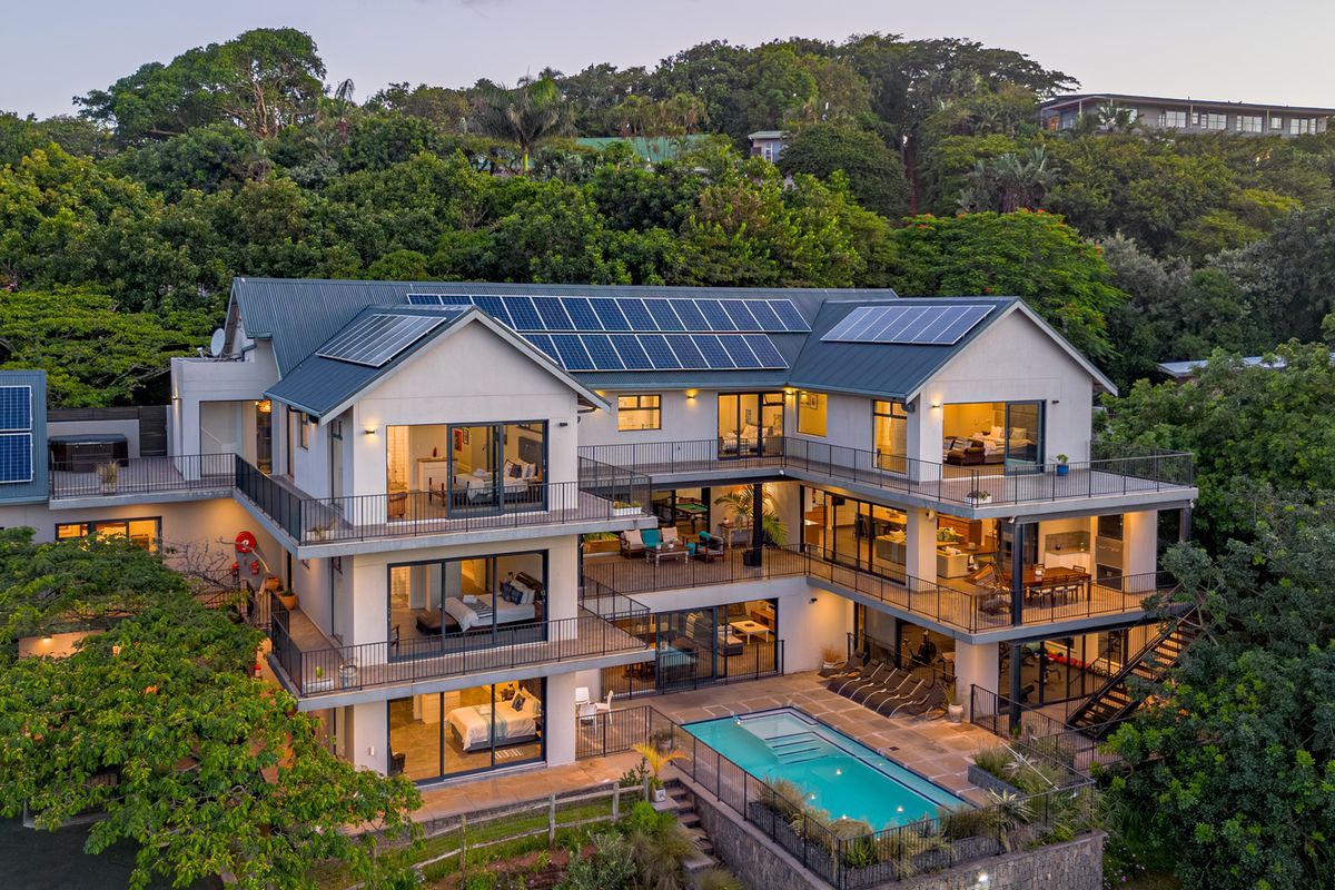 11 Bedroom Luxury Multi Residence with Ocean Views | Ideal for Family Living or Airbnb Investment - Photo 4