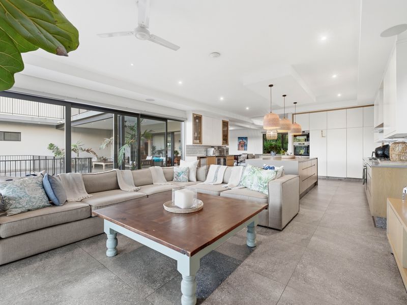 11 Bedroom Luxury Multi Residence with Ocean Views | Ideal for Family Living or Airbnb Investment - Photo 9