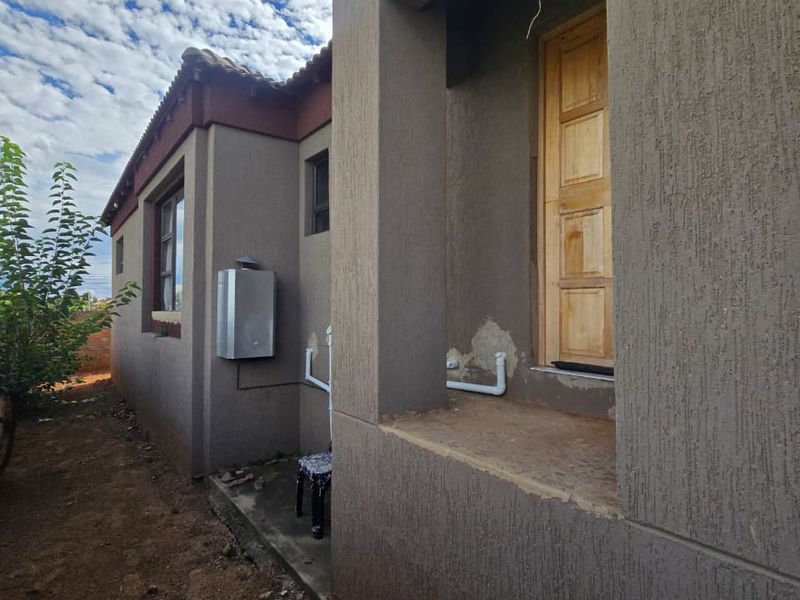 Newly Built Home in a Secure Estate – Finish It Your Way. - Photo 10