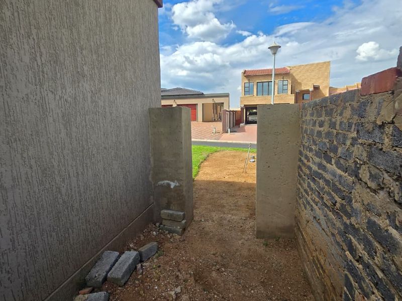 Newly Built Home in a Secure Estate – Finish It Your Way. - Photo 6